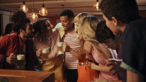 Outback recruta TikTokers e convoca clientes para desafio em nova campanha “Com Que Roupa Eu Vou?”