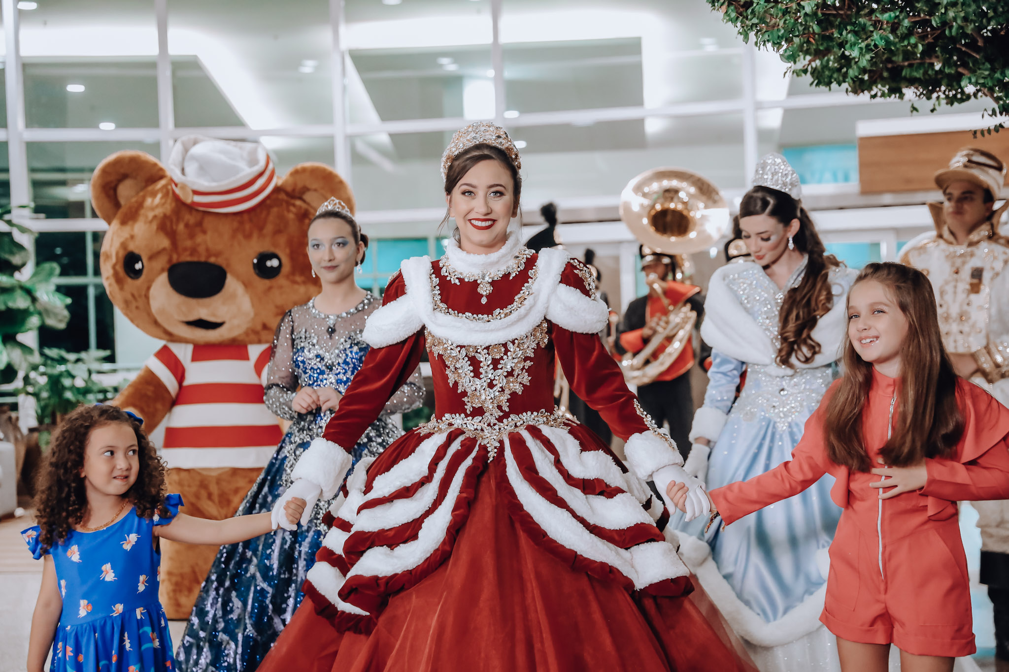 Parada de Natal do RibeirãoShopping marca a inauguração da decoração natalina inspirada na magia dos contos de fadas