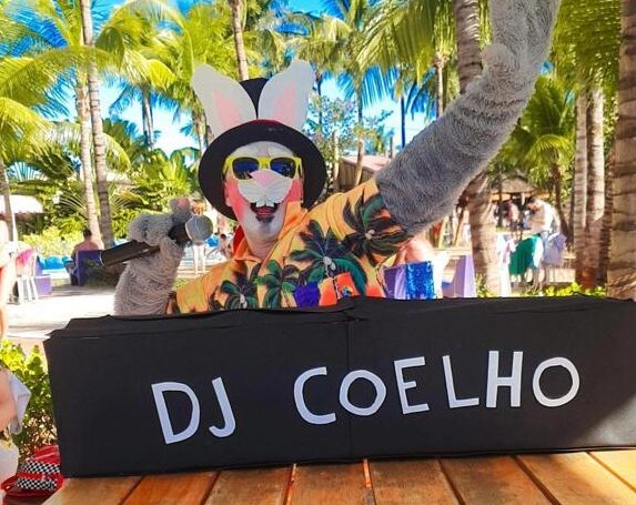 Páscoa no Hot Beach terá DJ Coelho, pocket show temático, oficina de chocolate e caça aos ovos