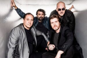 Campanha nas redes sociais presenteia internautas com 2 mil pares de ingressos para o show da banda Biquini que acontece neste sábado (6)