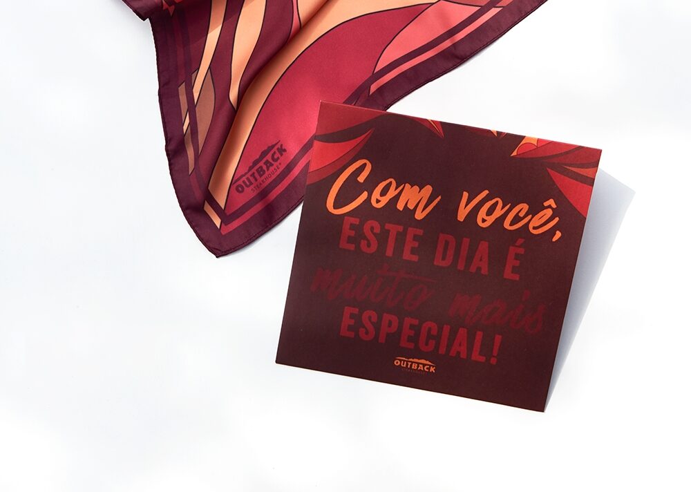 Outback presenteia consumidoras com lenço exclusivo da Scarf Me no Dia das Mães