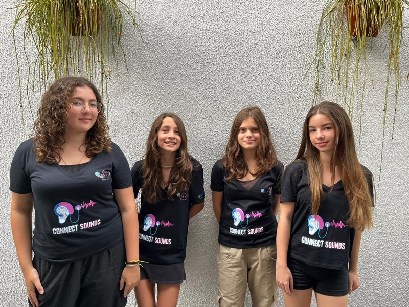  Premiadas nos Estados Unidos, jovens da Bionic Girls ministram palestra sobre aplicativo que ajuda pessoas com deficiência auditiva no POW Festival