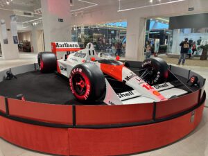 Exposição Fórmula Design & Best of the Best reúne réplicas de carros de corrida e objetos do mundo automobilístico no RibeirãoShopping