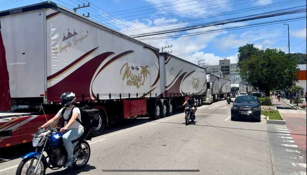 Comboio do Mirage Circus chega à Goiânia