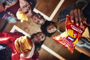 Outback lança novo burger exclusivo com RUFFLES® sabor costela barbecue