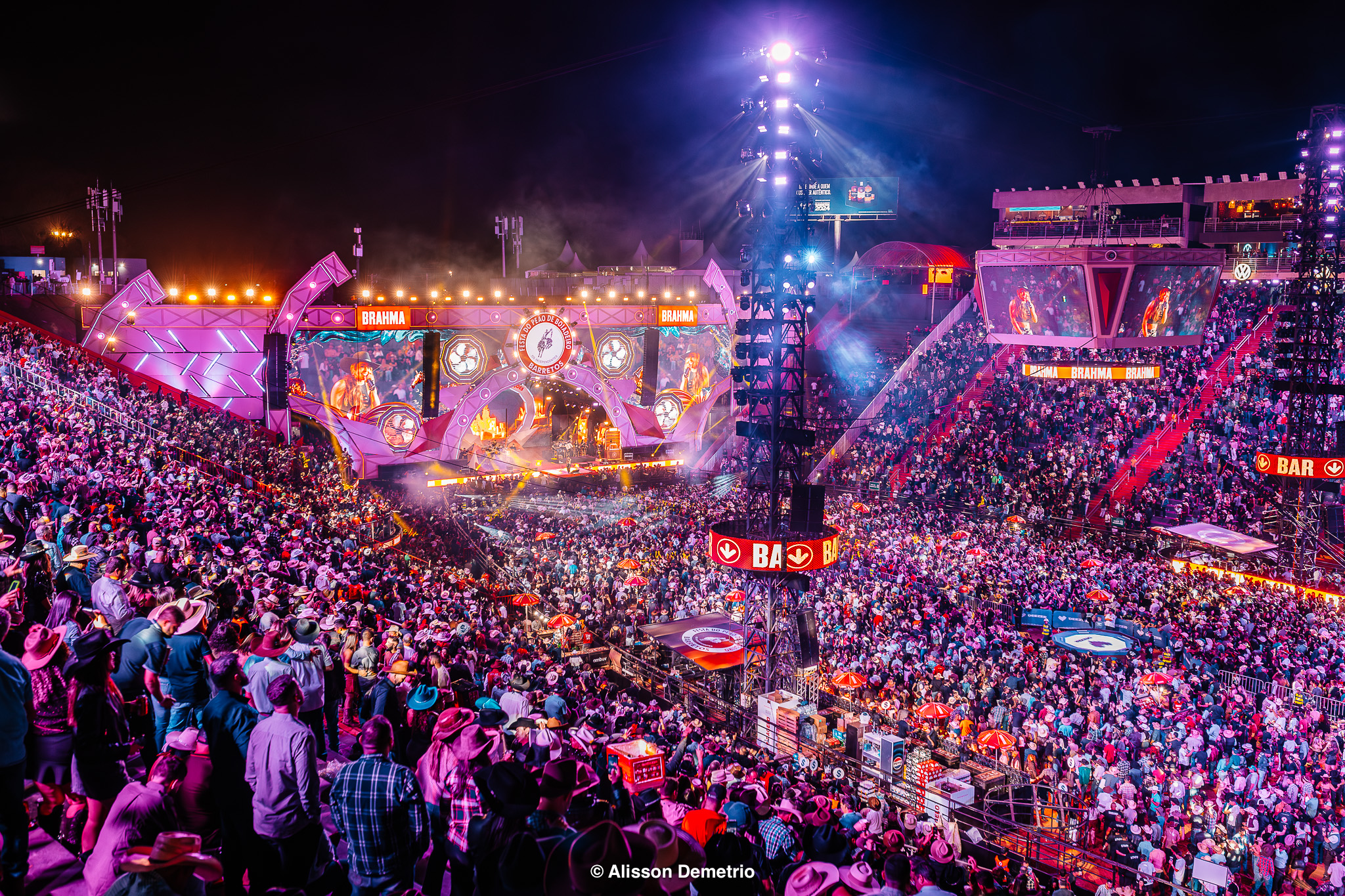 Festa do Peão: sexta-feira com disputas de rodeio, shows na arena e Amanhecer, e ‘Barretão Elétrico’ pelas ruas do Parque