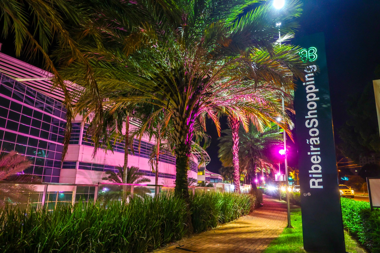 Fachada do RibeirãoShopping muda de cor no Outubro Rosa