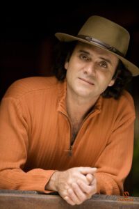 Almir Sater e o som inconfundível de sua viola caipira faz Ribeirão Preto reviver grandes momentos, no Multiplan Hall