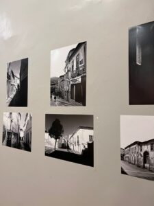Exposição no ShoppingSantaÚrsula retrata experiência artística entre Brasil e Portugal