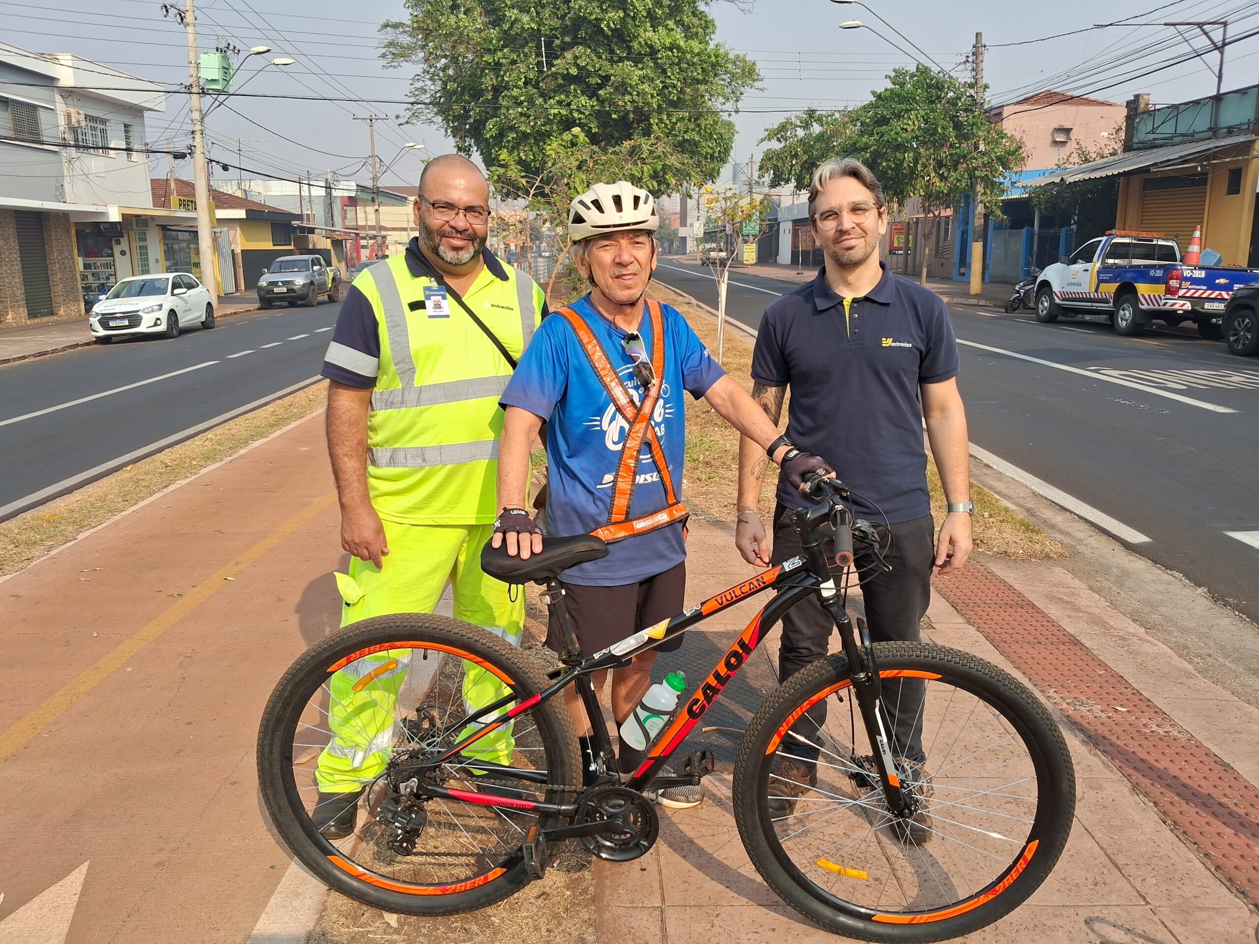 Entrevias orienta ciclistas a pedalar em segurança