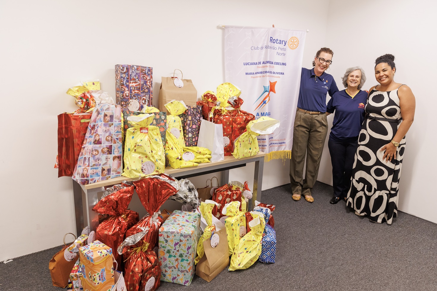 Árvores Solidárias de Natal do RibeirãoShopping arrecadam quase 150 presentes para crianças, idosos e pets