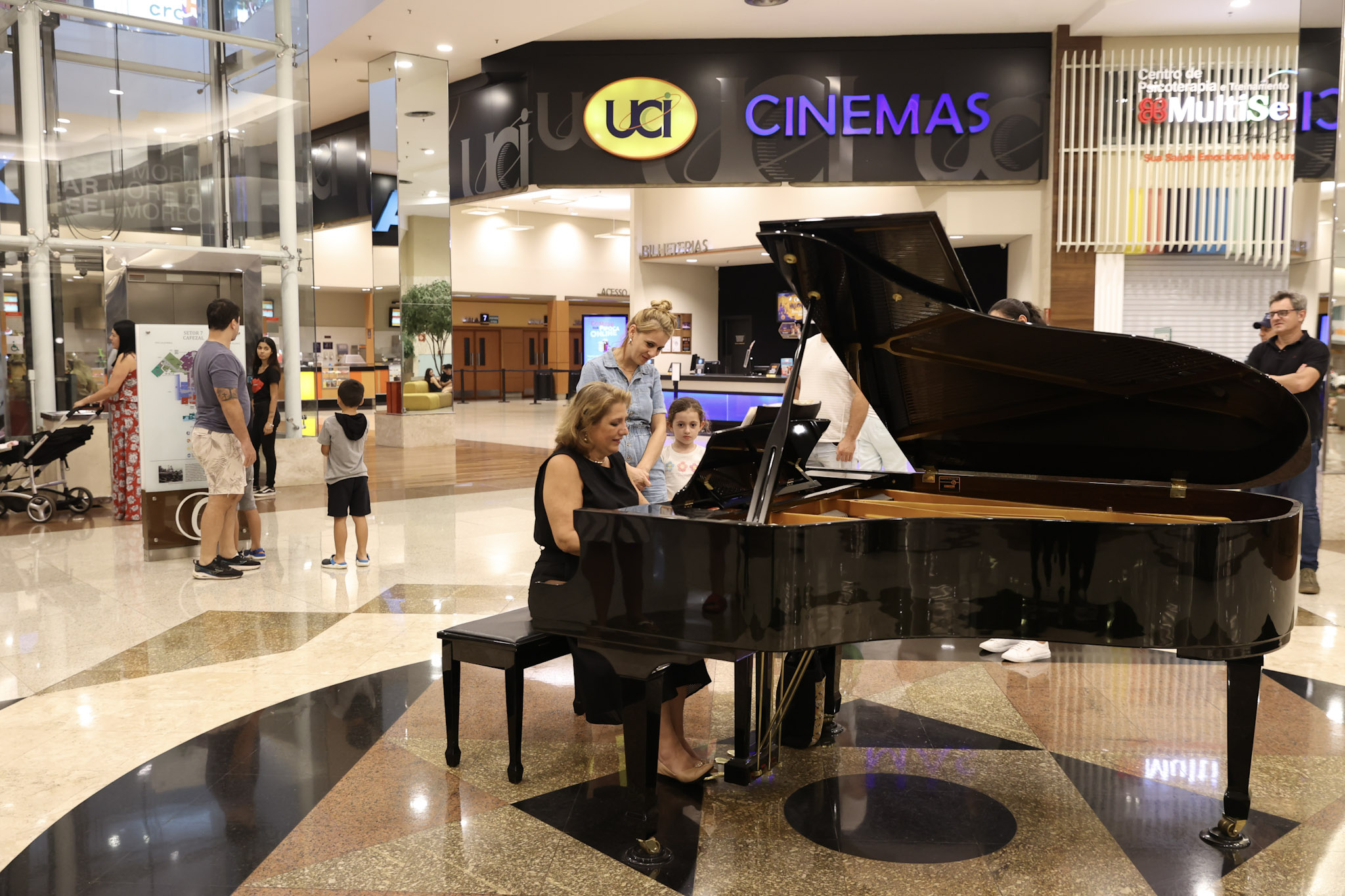 RibeirãoShopping promove apresentações gratuitas de piano com repertório musical inspirado nas férias