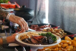 Bar do Zeca Pagodinho, em Ribeirão Preto, oferece feijoada gratuita para mães no Dia das Mães