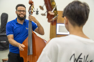 Instituição Aparecido Savegnago tem vagas abertas para aulas de contrabaixo acústico em Sertãozinho