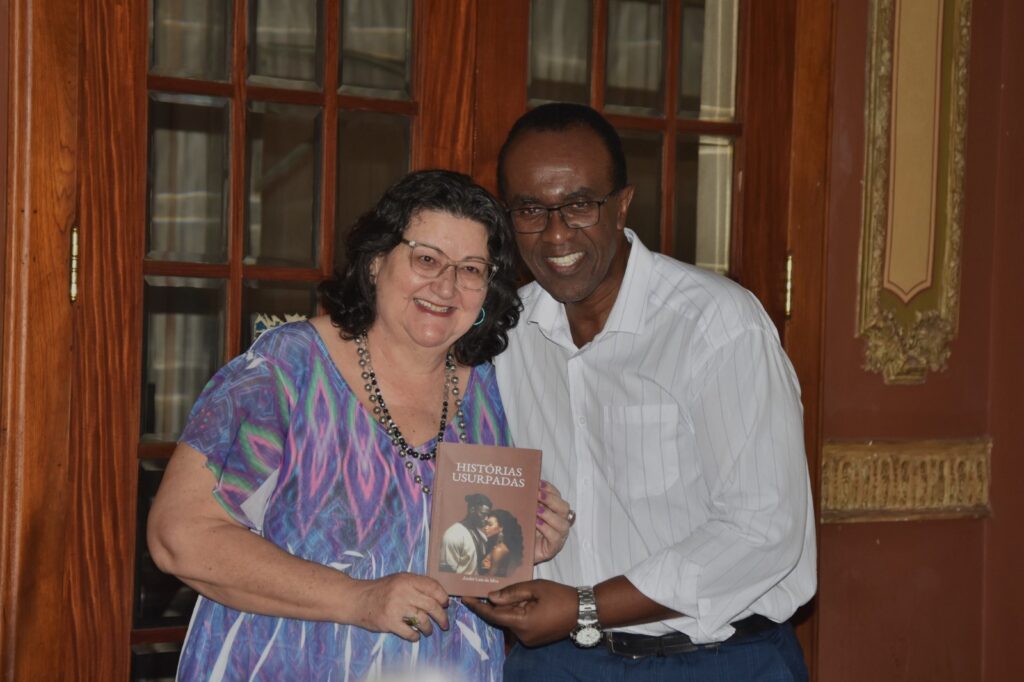 Lançamento do livro “Histórias Usurpadas”, do escritor André Luiz da Silva