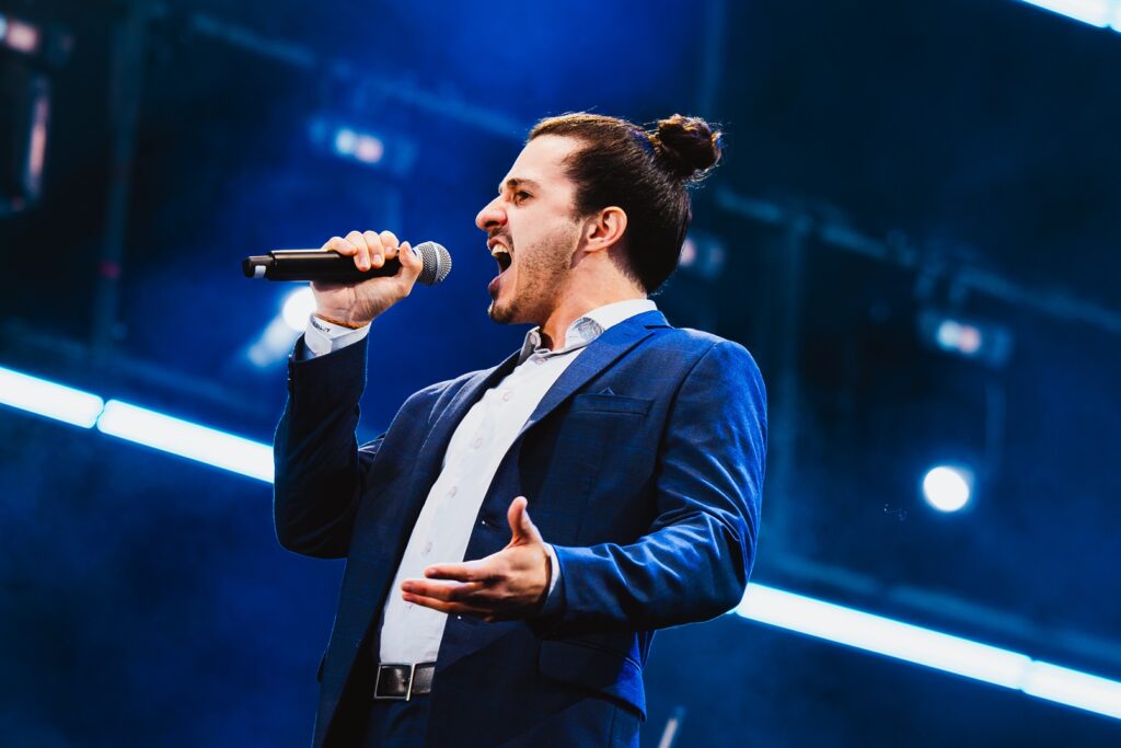 Quarteto e Coral Alma apresentam pocket show com André Luiz no RibeirãoShopping