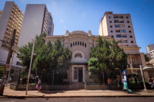 Feira de Arte da AAMARP reúne artistas e público em ação solidária no MARP