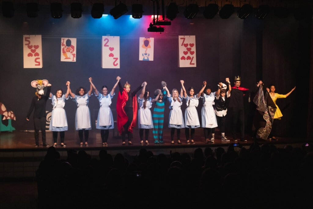 Alice no País das Maravilhas encerra Mostra de Teatro da Alma com apresentação gratuita em Ribeirão Preto