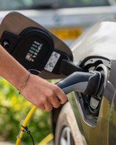 Ribeirão Preto ganha eletroposto com recarga rápida para veículos elétricos