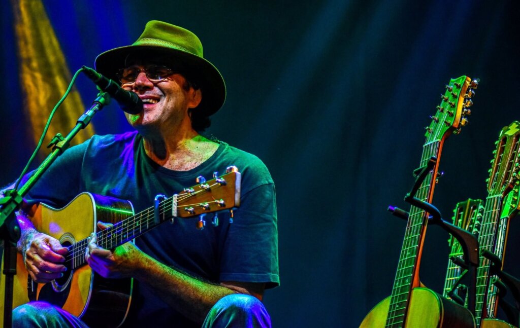 Almir Sater faz show gratuito na Feira do Livro de Sertãozinho