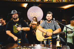 Neto & Vinícius gravam DVD “Traz Outra Dose” em Goiânia