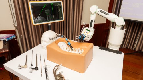 Hospital São Lucas é pioneiro e adquire robô para cirurgias de coluna