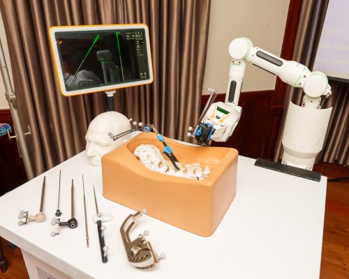 Hospital São Lucas é pioneiro e adquire robô para cirurgias de coluna