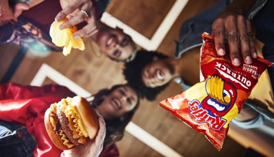Outback lança novo burger exclusivo com RUFFLES® sabor costela barbecue