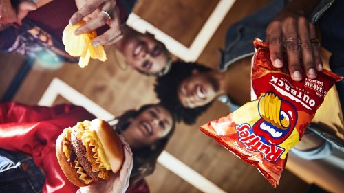 Outback lança novo burger exclusivo com RUFFLES® sabor costela barbecue