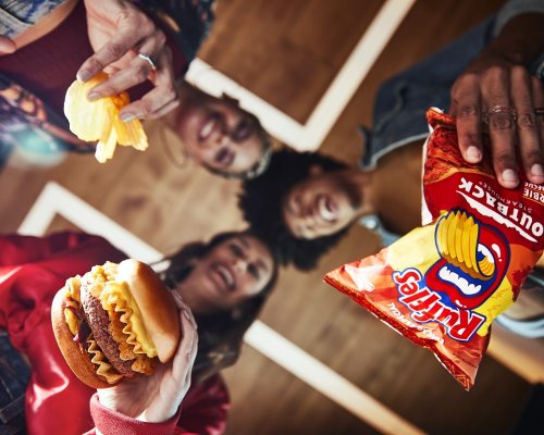 Outback lança novo burger exclusivo com RUFFLES® sabor costela barbecue