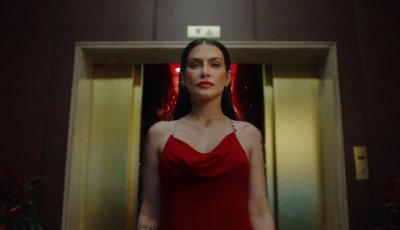 Cleo potencializa a sensualidade e sofisticação de Nativa SPA Cereja Rouge em campanha de lançamento do Boticário