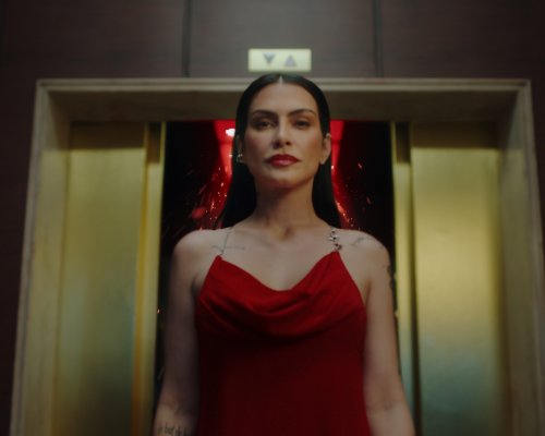 Cleo potencializa a sensualidade e sofisticação de Nativa SPA Cereja Rouge em campanha de lançamento do Boticário