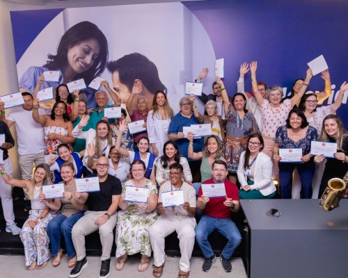 Pacientes concluem quimioterapia e recebem certificados em cerimônia em Ribeirão Preto