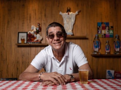 *ARQUIVO* RIO DE JANEIRO, RJ, 16.09.2019 - O cantor Zeca Pagodinho no bar que ele abriu há um ano na Barra da Tijuca, no Rio de Janeiro. (Foto: Zô Guimarães/Folhapress)
