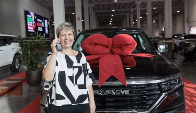 Campanha de Dia dos Namorados do RibeirãoShopping premia moradora de Araraquara com carro 0km