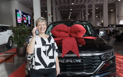 Campanha de Dia dos Namorados do RibeirãoShopping premia moradora de Araraquara com carro 0km