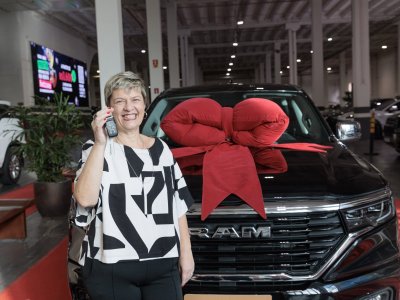 Campanha de Dia dos Namorados do RibeirãoShopping premia moradora de Araraquara com carro 0km