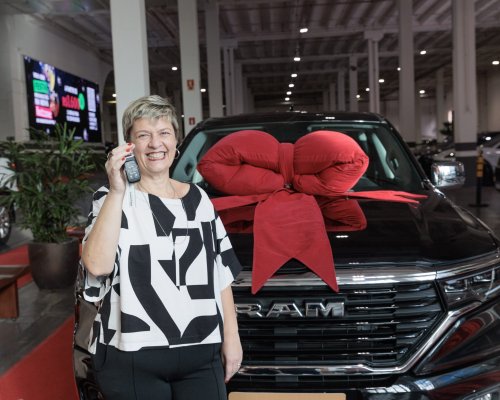 Campanha de Dia dos Namorados do RibeirãoShopping premia moradora de Araraquara com carro 0km