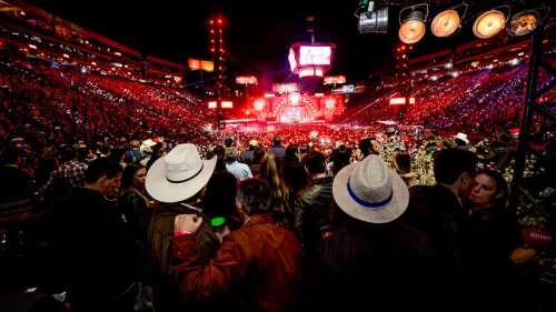 Camarote Arena Premium tem abertura especial para show Boate Azul na Festa do Peão de Barretos