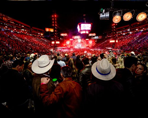 Camarote Arena Premium tem abertura especial para show Boate Azul na Festa do Peão de Barretos