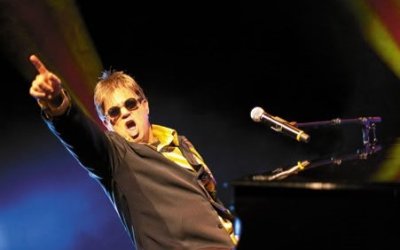 Maior tributo a Elton John chega ao Teatro Municipal de Ribeirão Preto em agosto