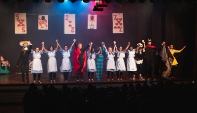 Alice no País das Maravilhas encerra Mostra de Teatro da Alma com apresentação gratuita em Ribeirão Preto