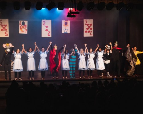 Alice no País das Maravilhas encerra Mostra de Teatro da Alma com apresentação gratuita em Ribeirão Preto