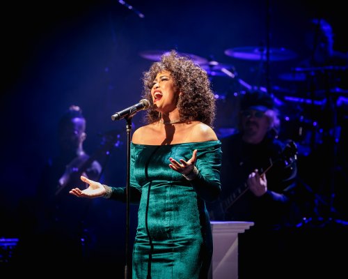 Atração internacional revive grandes sucessos de Whitney Houston no  palco do Multiplan Hall