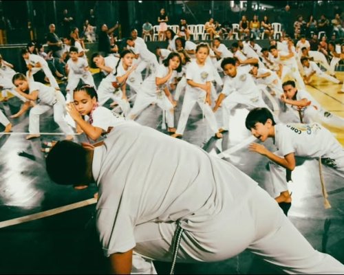 Arte e Ginga leva capoeira gratuita a crianças e adolescentes da região