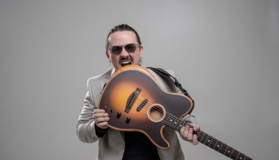 Dino Fonseca traz o estilo pop rock de um jeito inovador ao palco do Multiplan Hall.