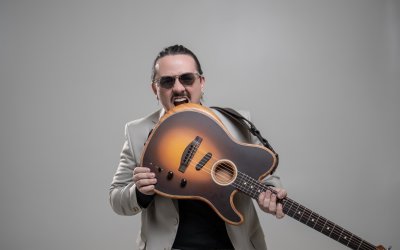 Dino Fonseca traz o estilo pop rock de um jeito inovador ao palco do Multiplan Hall.