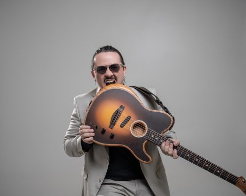 Dino Fonseca traz o estilo pop rock de um jeito inovador ao palco do Multiplan Hall.