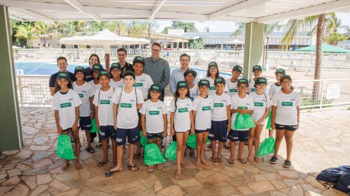 Unimed Ribeirão Preto realiza entrega de kits para crianças do projeto social Nadando na Frente