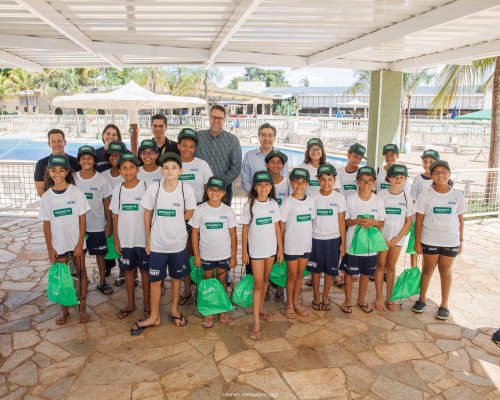 Unimed Ribeirão Preto realiza entrega de kits para crianças do projeto social Nadando na Frente